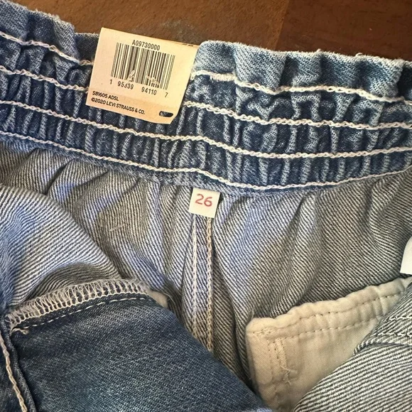 Levi's Cinched Shorts, size 26 NEW WITH TAGS! - Picture 2 of 5